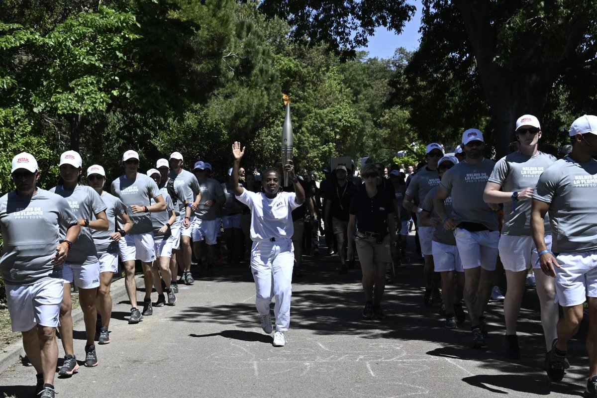 #àlintérieurDesJeux | La #FlammeOlympique poursuit sa route à Marseille protégée par les runners, reconnaissables avec leur t-shirt gris.🔥 Composés de policiers et de gendarmes spécifiquement formés, ils constituent le cordon de sécurité autour de la Flamme jusqu’au 26 juillet.