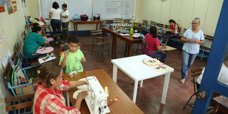 Escuelas Municipales de Oficio registran una matrícula acumulada 18, 236 mil protagonistas de estos 13, 859 son mujeres y 4, 377 varones. 

Actualmente hay 375 cursos en proceso de matrícula; y se han finalizado 115 cursos.

#GRUN #Nicaragua #EducaciónGratuita