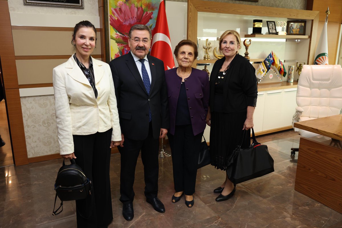 ZİÇEV Genel Başkanı Sn. Ülay Karakoç, Merkez Yönetim Kurulu Üyesi Sn. Melike Dirik ve Genel Müdür Sn. Tomris Miser, Belediye Başkanımız @Yakup_ODABASI'na hayırlı olsun ziyaretinde bulundu. Nazik ziyaretleri için teşekkür ederiz. 🌸🌸 #GölbaşıBelediyesi