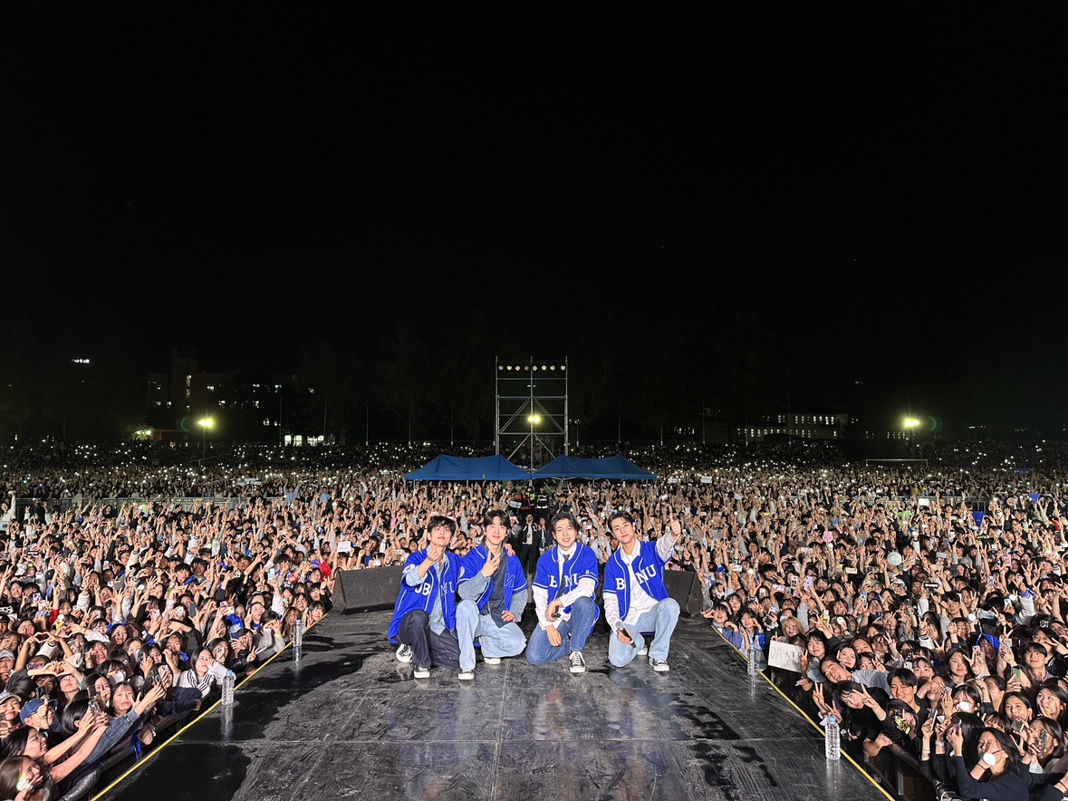 [ #DAY6_BEHIND ]

전북대학교에
유니폼식스의 등장이라..💙

오늘의 축제, 뜨거운 함성으로📣
함께해 주셔서 감사합니다!😊

#DAY6 #데이식스
#전북대학교