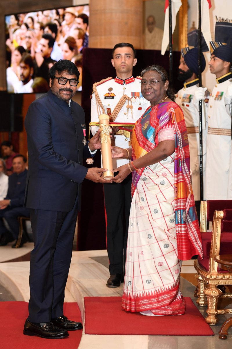 rashtrapatibhvn's tweet photo. President Droupadi Murmu presents Padma Vibhushan in the field of Art to Shri Konidela Chiranjeevi. He is a popular actor who has touched the lives of people through his films and humanitarian services. Shri Chiranjeevi has served as a Member of Parliament and Union Minister. He has also made pioneering efforts and worked extensively for many social causes.