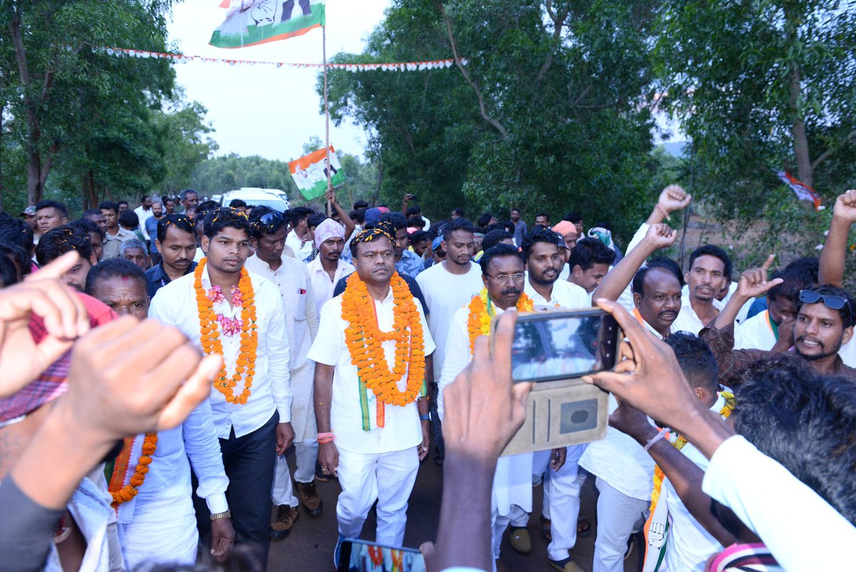 आज पलावी पडुआ (ओडिशा) में विधानसभा हेतु विधायक कैंडिडेट कुलदीप कृष्ण जी के समर्थन में जनसंपर्क रैली और जनसभा को संबोधित किया। और जनता से न्याय के पक्ष में मतदान कर, कांग्रेस को भारी बहुमत से जीत दिलाने का आह्वान किया। हाथ बदलेगा हालात ✋🏽🇮🇳 📍 पलावी पडुआ (ओडिशा)