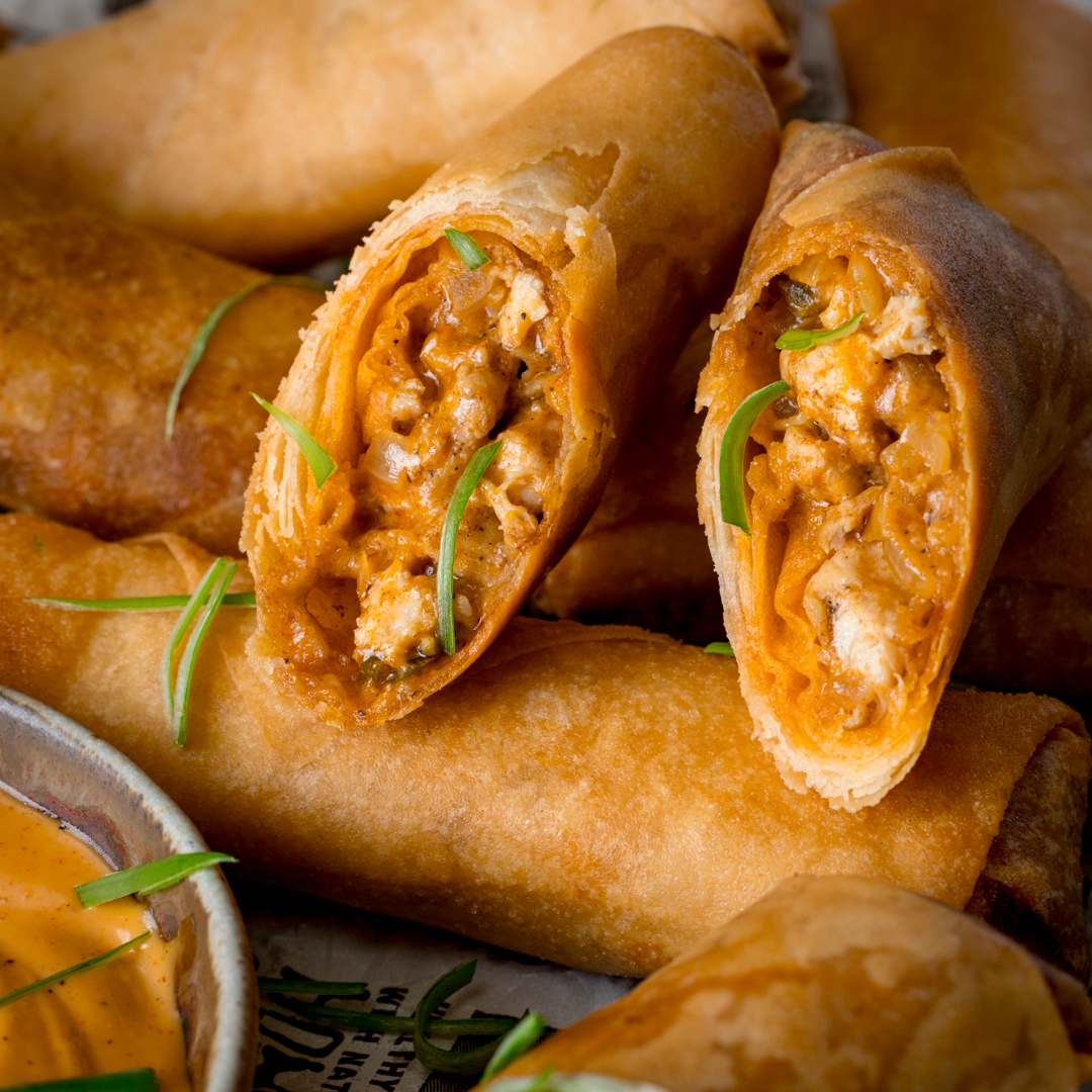 These buffalo chicken spring rolls make a fantastic appetizer or party food. Crispy spring rolls filled with little chunks of chicken in a creamy, spicy, buffalo sauce. 
They can be made ahead too as they reheat brilliantly! 
kitchensanctuary.com/buffalo-chicke…
#KitchenSanctuary #springrolls