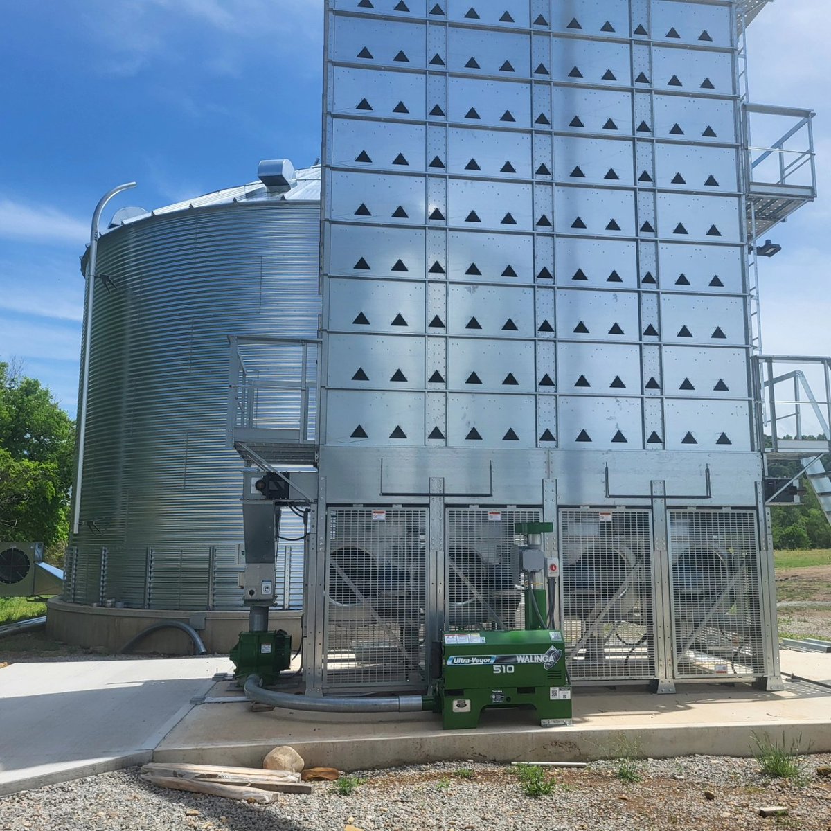 A new #walinga #ultraveyor equipped with #SmartFlo being installed in Ohio. This system will be conveying corn at approx 800 bu/hr utilizing our Smart-Flo technology.  #toughtobeatinthelongrun