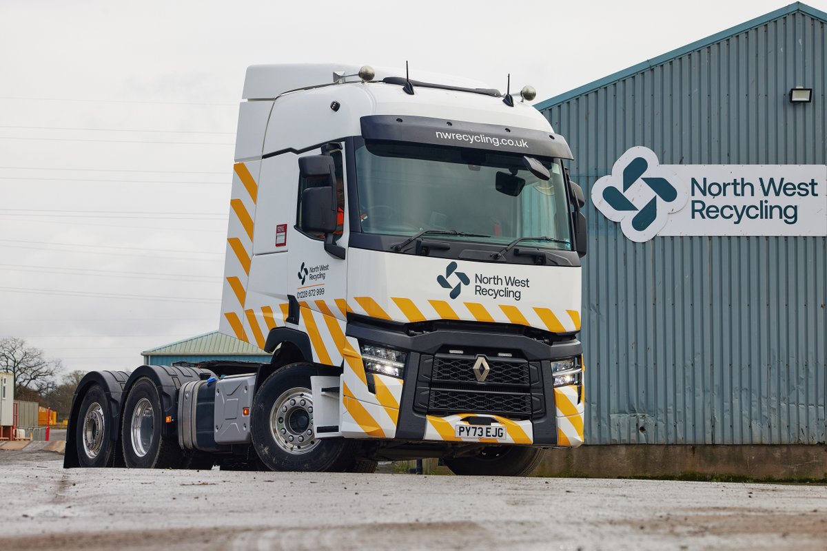 A new Renault Trucks T520 6x2 tag axle tractor unit with walking floor hydraulics joins the ranks at North West Recycling 🚚♻️