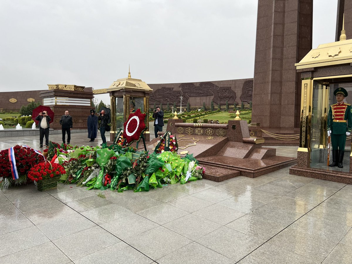#BY80 Ambassador of #Belarus to Turkmenistan Vyacheslav Beskosty laid flowers at the monument 'Eternal Glory' of the 'People's Memory' Memorial Complex (Ashgabat). The event was also attended by Ambassadors 🇷🇺🇰🇿🇦🇲🇹🇯🇺🇿🇦🇿🇰🇬🇱🇾🇵🇸🇦🇫, staff of the UN mission 🇺🇳