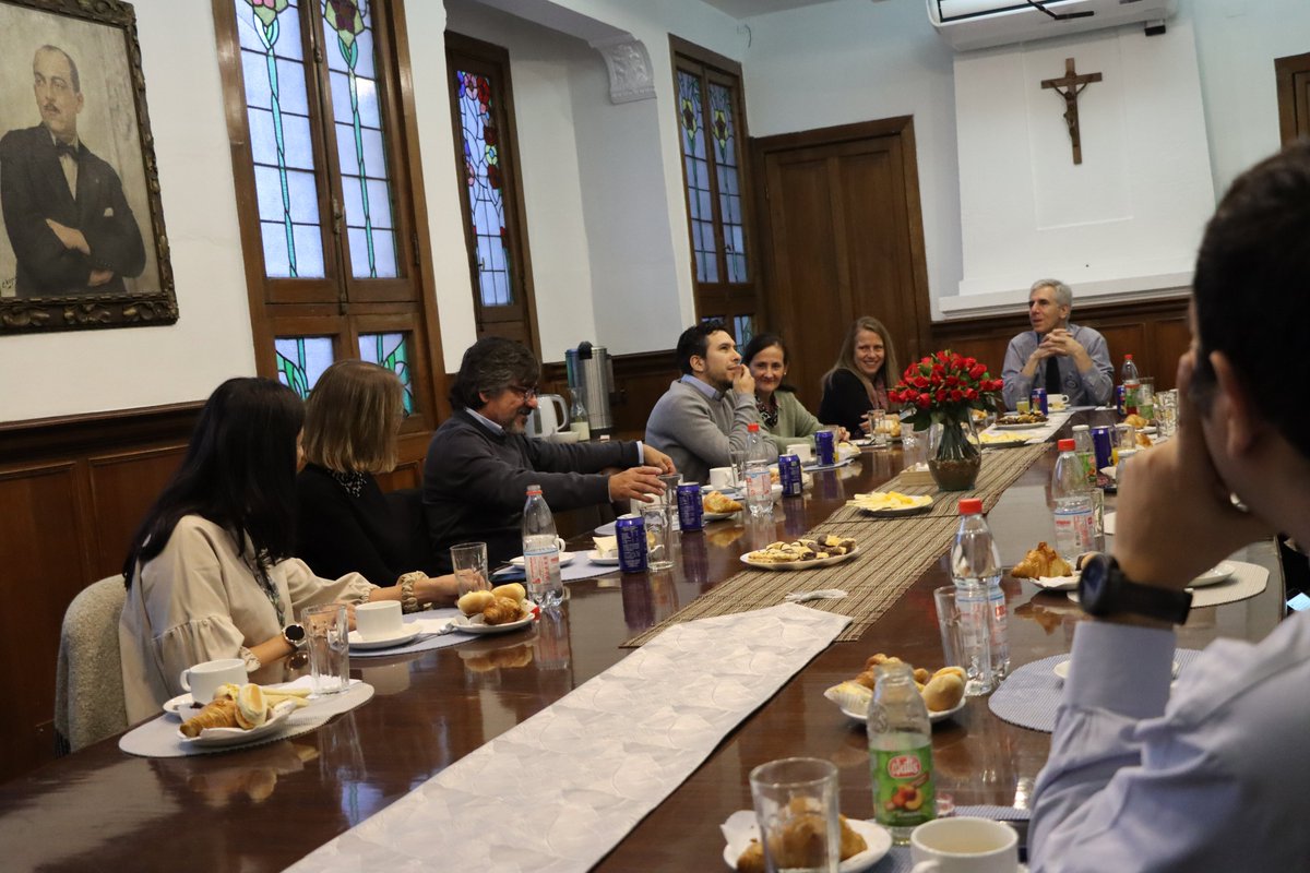El Decano de la Facultad de Medicina, Dr. Felipe Heusser, la Vicedecana, Marcela Cisterna, el Director de la Escuela de Medicina, Dr. Javier Kattan entre otras autoridades invitaron a un desayuno a los académicos premiados en la Inauguración del Año Académico.