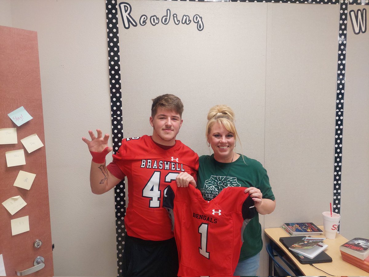 A couple of our athletes went to Savanah Elementary School this morning to show respect to former teachers to show respect and love  for all of the hard work and dedication to their craft and passion to give to tomorrow's leaders.