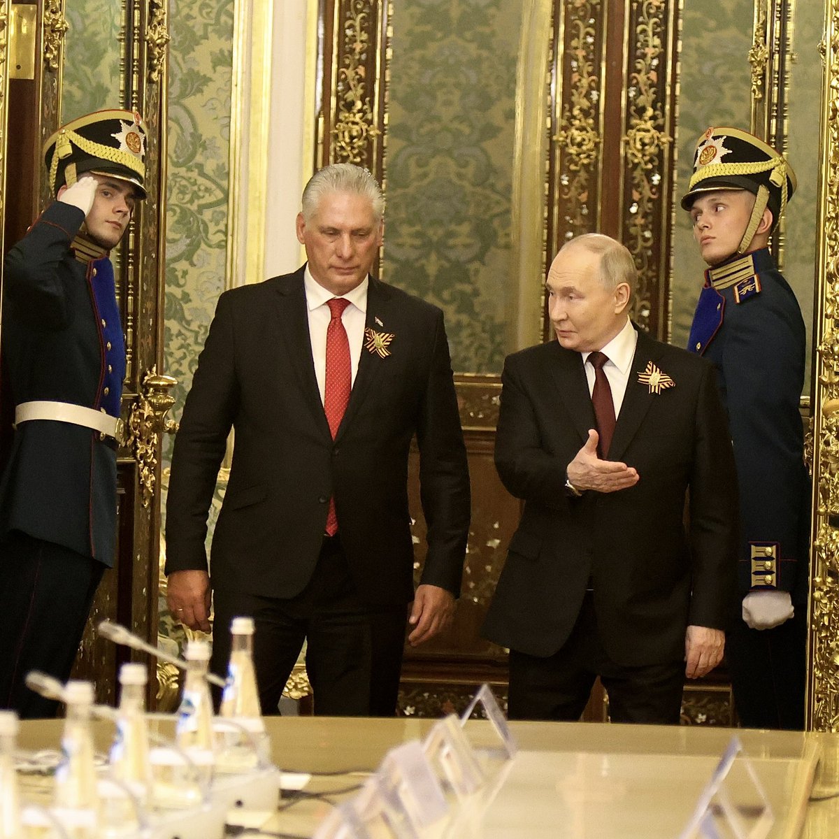 🇨🇺| El presidente @DiazCanelB se reunió hoy en Moscú con el mandatario Vladimir Putin, a quien agradeció por la invitación a visitar #Rusia, en una fecha tan significativa. El Jefe de Estado cubano fue portador de una carta de felicitación del General de Ejército Raúl Castro.