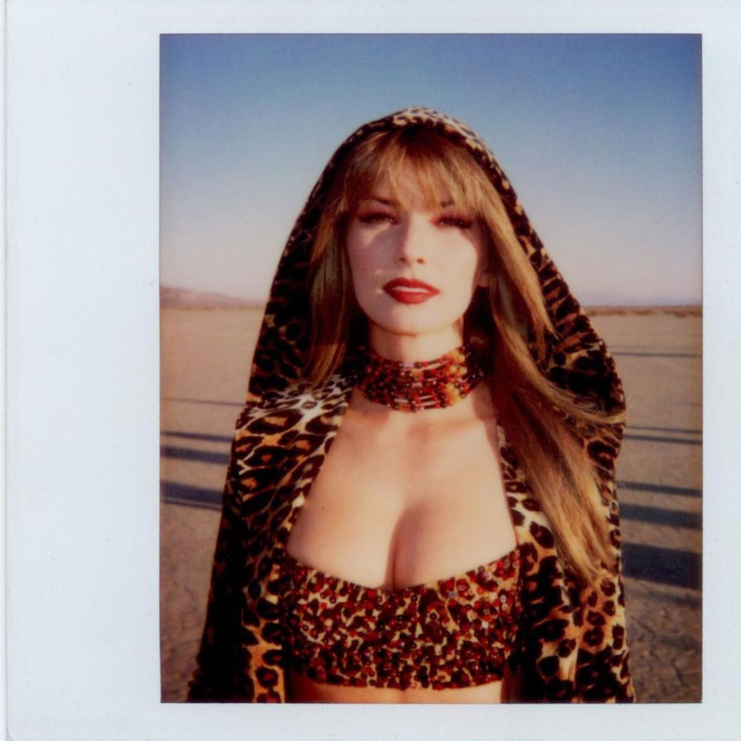 Fun fact! The artwork for my Greatest Hits collector's vinyl is a behind-the-scenes polaroid that @MarcBouwer captured on the set of 'That Don’t Impress Me Much' out in the Mojave desert.