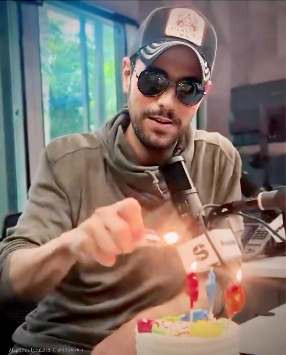 Así celebró @enriqueiglesias su cumpleaños #49, trabajando en un estudio en Miami. 

Muchas felicidades Héroe. 
- - - 
#enriqueiglesias #happybirthday #felizcumpleaños #EiFans #Miami #CLUBEIMEXICO #IrvingCEIM