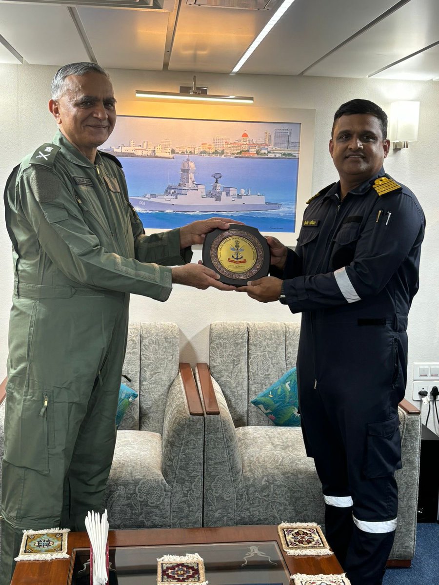 Lt Gen Daljit Singh #DGAFMS accompanied by Surg VAdm Arti Sarin #DGMS (Navy) #NHQ and Surg RAdm Anupam Kapur, CMO #WNC visited Indigenous guided missile destroyer #INSVisakhapatnam today. The Commanding Officer briefed the visiting dignitaries aboard the ship. A live demo on