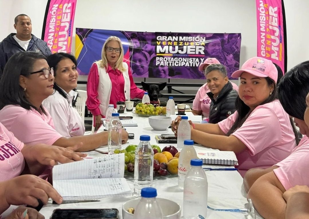 #SepaQué | La Abg. @luisypj junto a la Primera Combatiente del estado Sucre @depintoaracelis , Se Realizo un importante y Nutritivo encuentro con la Coordinadora Nacional de la Gran Misión Venezuela Mujer Para el edo. Sucre Licenciada Lesbia Castillo

#NicoEsUnDuro