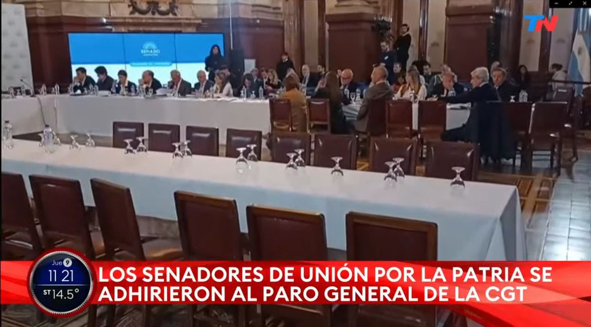 Los que hace dos semanas se aumentaron el sueldo a 7 PALOS POR MES hoy adhieren al paro y se autoperciben “trabajadores”. 

Tirás una pala en el Instituto Patria y evacuan el edificio.