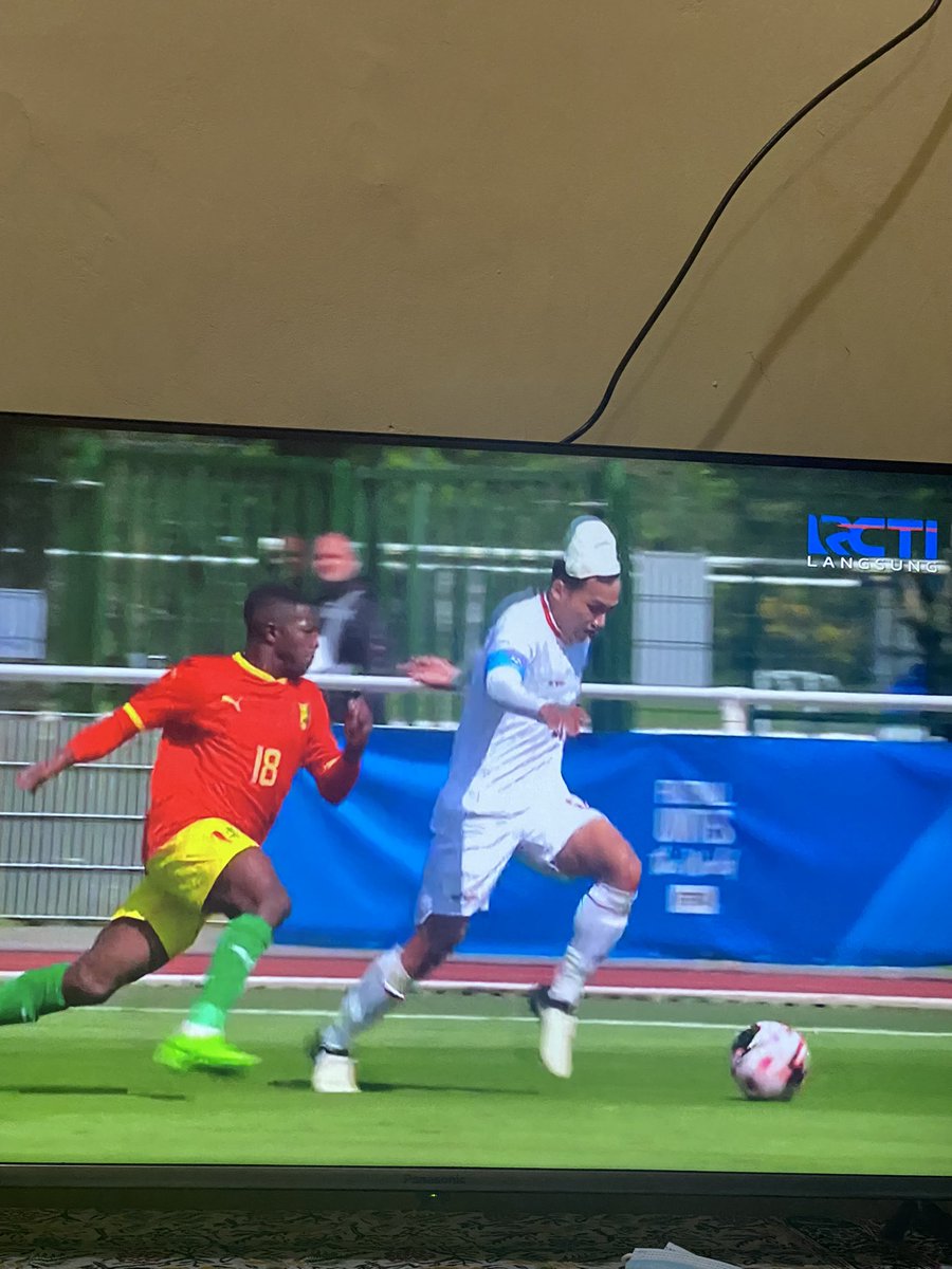 Yah itu pecinya Witan ngapa jadi kek popok nyasar di kepala😭😭😭😭 ngakak bgt punten #TimnasDay
