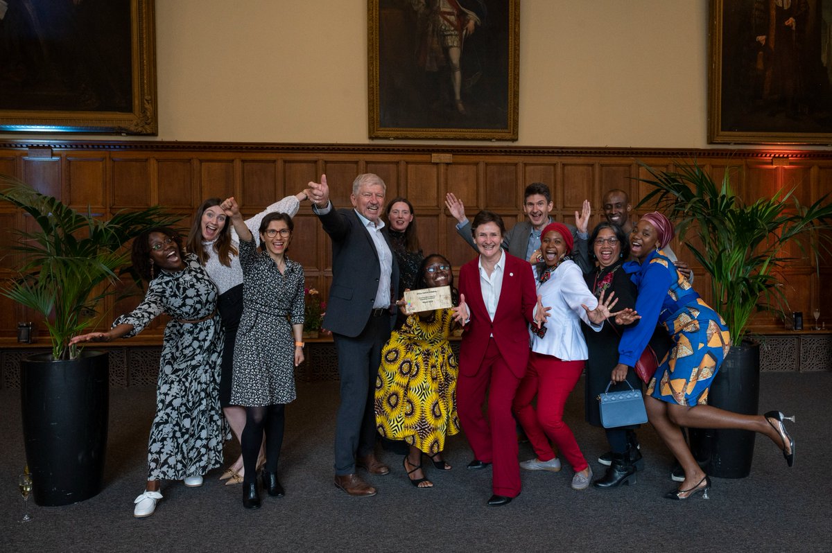 🌍 Thrilled to announce that #AfOx has won the Vice-Chancellor’s Award for our work at #Oxford! Supporting research, diversity, and global partnerships. A big thanks to our team and partners! 🎉 Read more ➡️ hr.web.ox.ac.uk/vice-chancello…