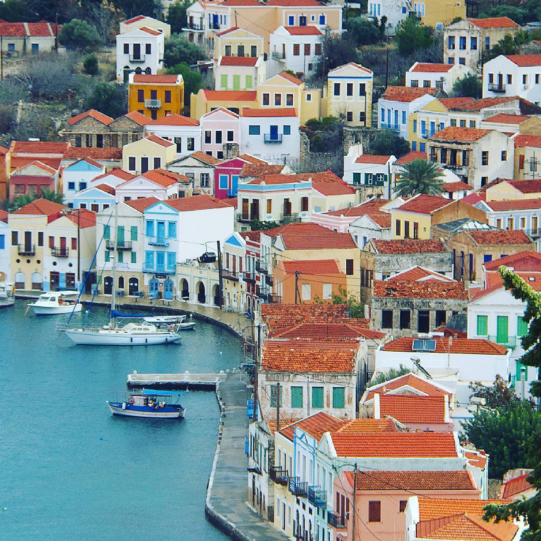 The small, car-free town of #Kastelorizo looks like a painting, with its harbor full of caiques and its colorful houses with red-tiled roofs. It's love at first sight! 🇬🇷 📷 sevi_rho