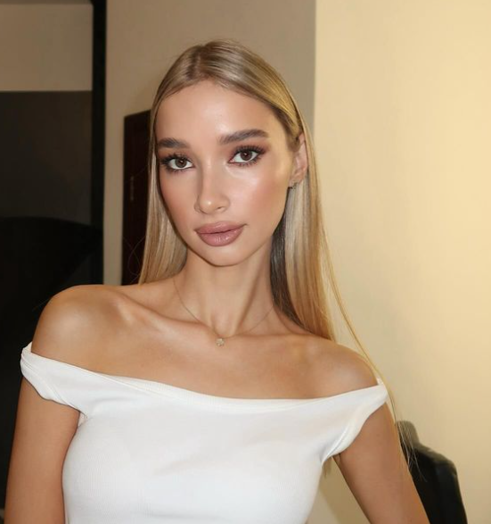 Let's create together a unique look that will emphasize your natural beauty and give you confidence for the whole day!