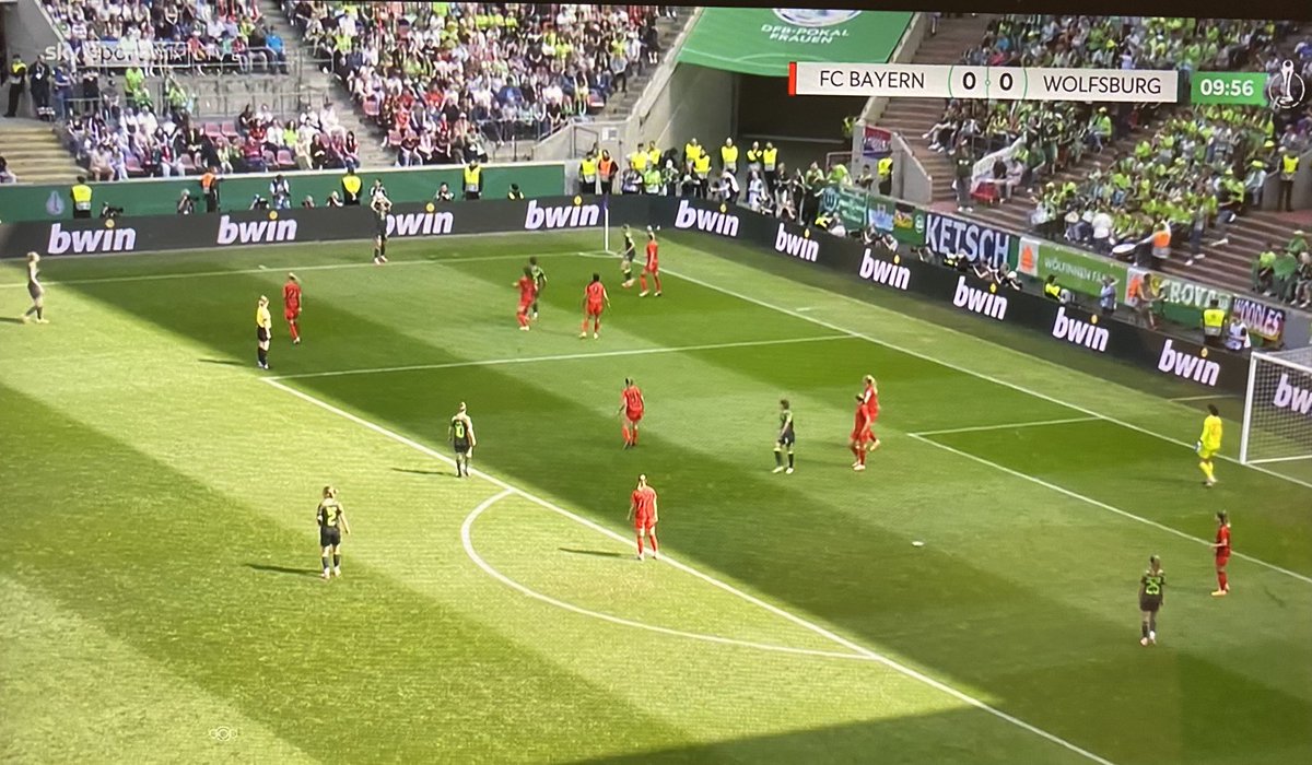 The new 𝐁𝐚𝐲𝐞𝐫𝐧 𝐇𝐨𝐦𝐞 𝐊𝐢𝐭 in use by the Fc Bayern Women in the women's DFB Cup final! Also a view from the top cameras: 🔴⚫️