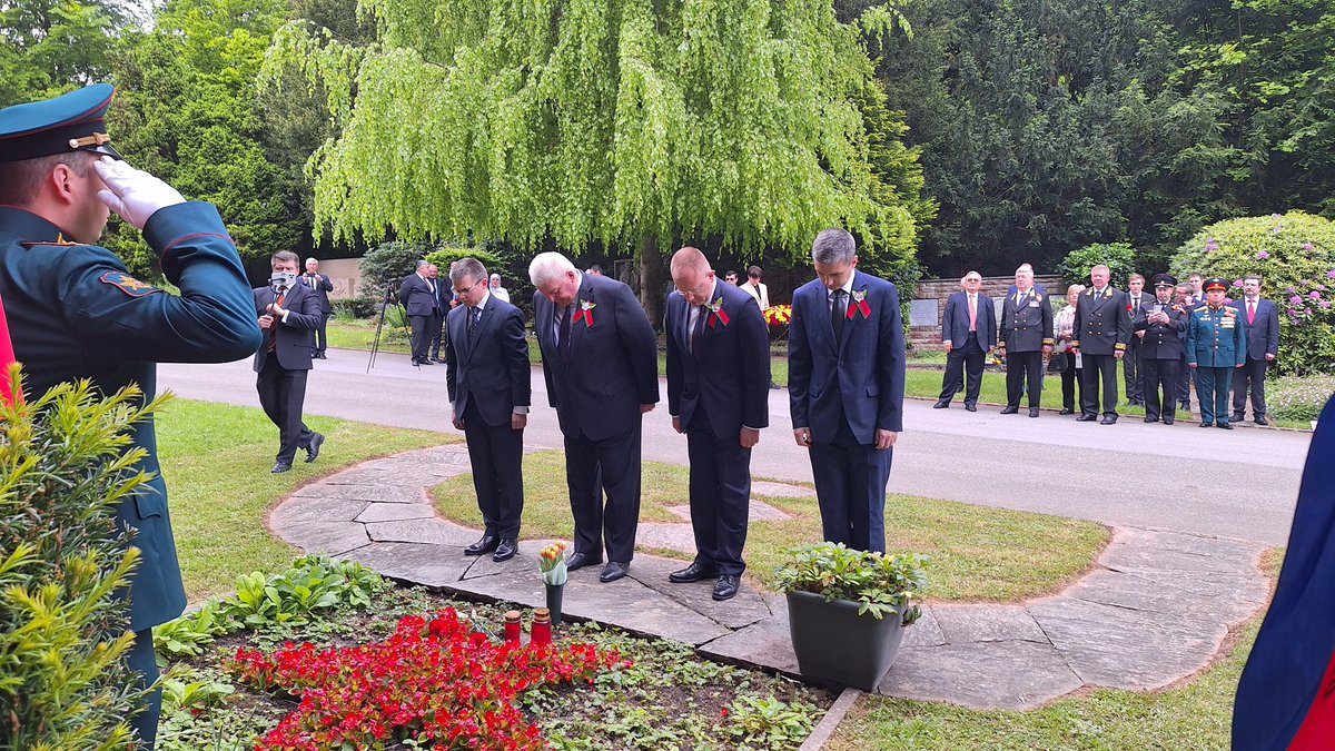 #BY80 Ambassador of Belarus to Switzerland Alexandr Ganevich, together with colleagues from diplomatic missions of Russia🇷🇺, Azerbaijan🇦🇿, Armenia🇦🇲, Kazakhstan🇰🇿, Kyrgyzstan🇰🇬, Turkmenistan🇹🇲 & Uzbekistan🇺🇿, laid wreaths at the mass grave of Soviet soldiers at Hörnli cemetery in…