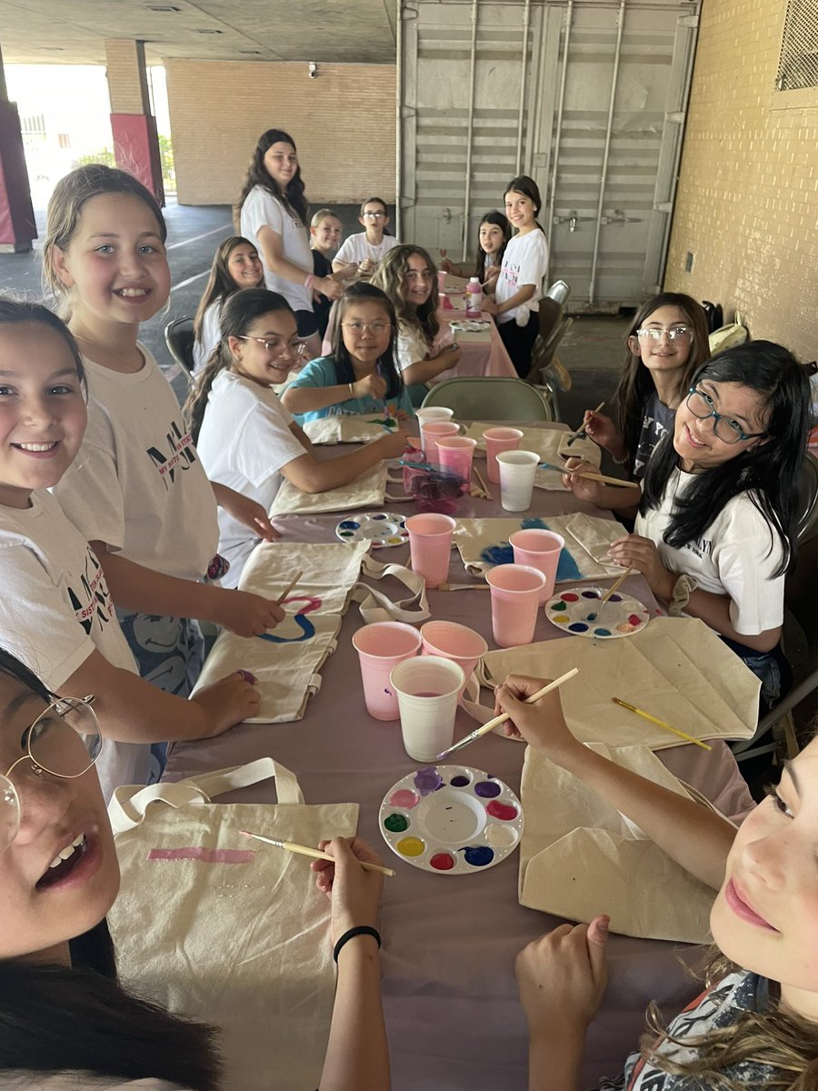 P.S53’s MSK club celebrated a culmination of community service and self-love with their annual pizza party. The club enjoyed creating inspirational totes together 🩷#team53💙🐯#mysisterskeepersi