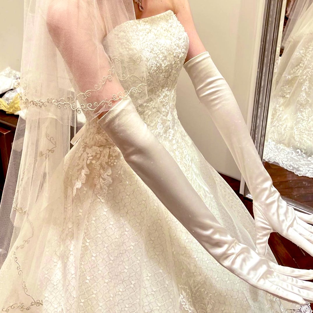 ウェディングドレス試着中の花嫁様。純白のサテングローブが気に入ったのでしょうか？
とてもお似合いです。フェチ心をしっかり満たしてくれます。
#手袋
#白手袋
#結婚式
#花嫁
#ウェディングドレス
#サテングローブ
#手袋フェチ
#glove
#whiteglove
#bride
#weddingdress
#satinglove
#glovefetish