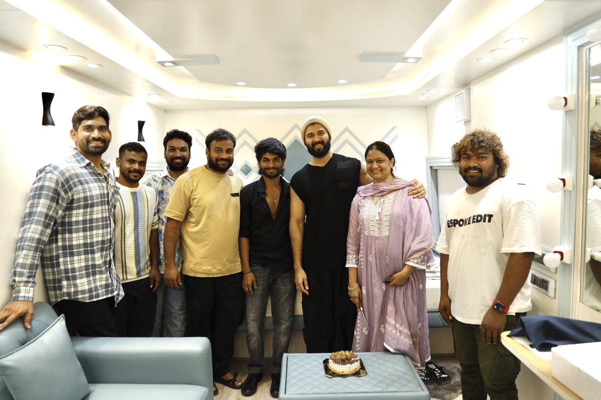 THE #VijayDeverakonda celebrating his birthday With Madhavi Amma and Team !❤️ #VijayDeverakonda #HBDTHEVijayDeverakonda
