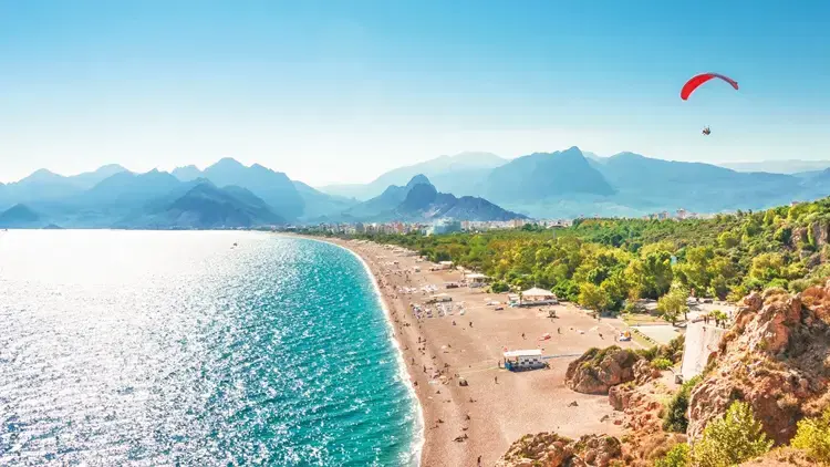 Antalya hızlı başladı... Gelen turist dört ayda 2 milyonu aştı hurriyet.com.tr/ekonomi/antaly…