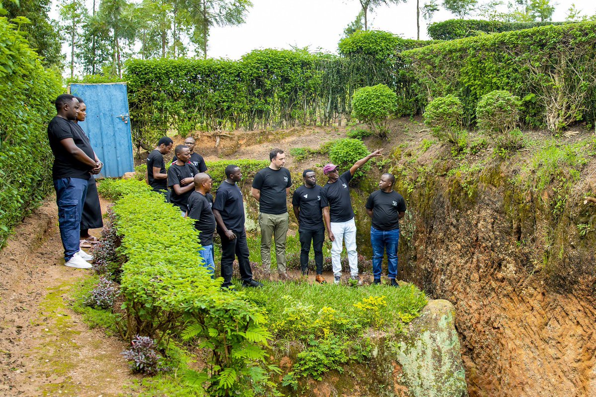 Abayobozi n'abakozi ba Kinazi Cassava Plant basuye kandi icyobo ndangamateka cyajugunywemo Abatutsi bagera ku 63,255 giherereye mu Rwunge rw'Amashuri rwa Rutabo A, bashyiraho indabo mu rwego rwo guha agaciro abahaburiye ubuzima. #Kwibuka30