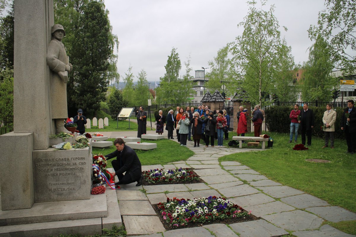 #BY80 Charge d'Affaires of #Belarus to #Sweden Yaroslav Martinkevich together with his Russian colleagues laid wreaths and flowers at the monument to Soviet soldiers and the monument to Yugoslav partisans at the Vestre Gravlund Cemetery in Oslo, Norway