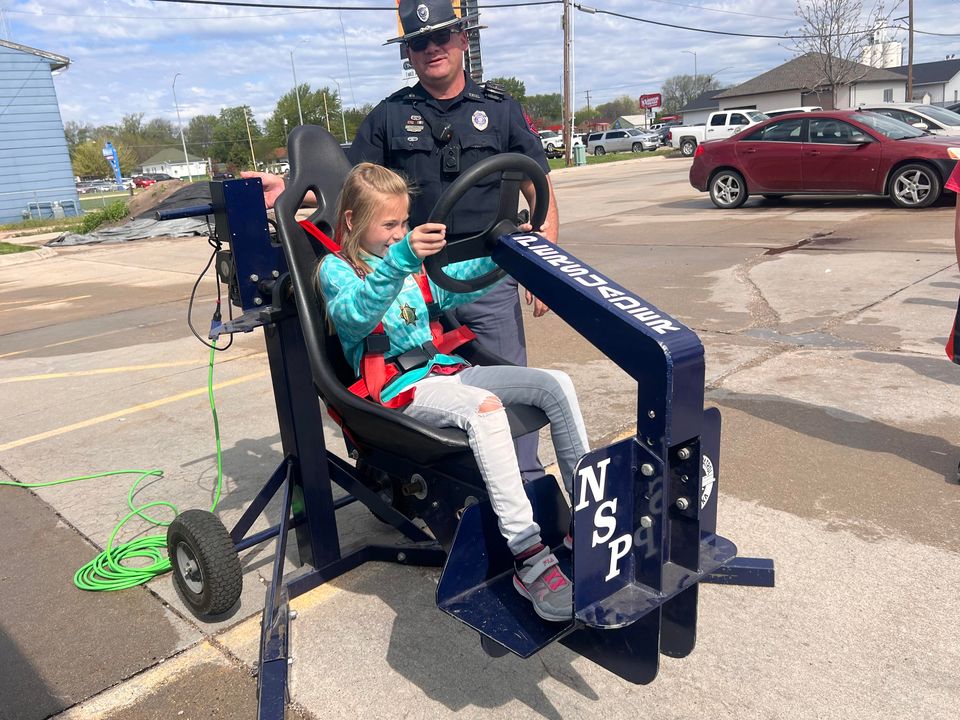 NEStatePatrol's tweet photo. Our Troopers had an awesome time connecting with the students in Amherst this week!

The kids got to ride the NSP Seatbelt Persuader and K9 Amos was happy to give a demonstration of his nose skills as well! 

#FutureTroopers #Community https://t.co/15ZRunbOtv