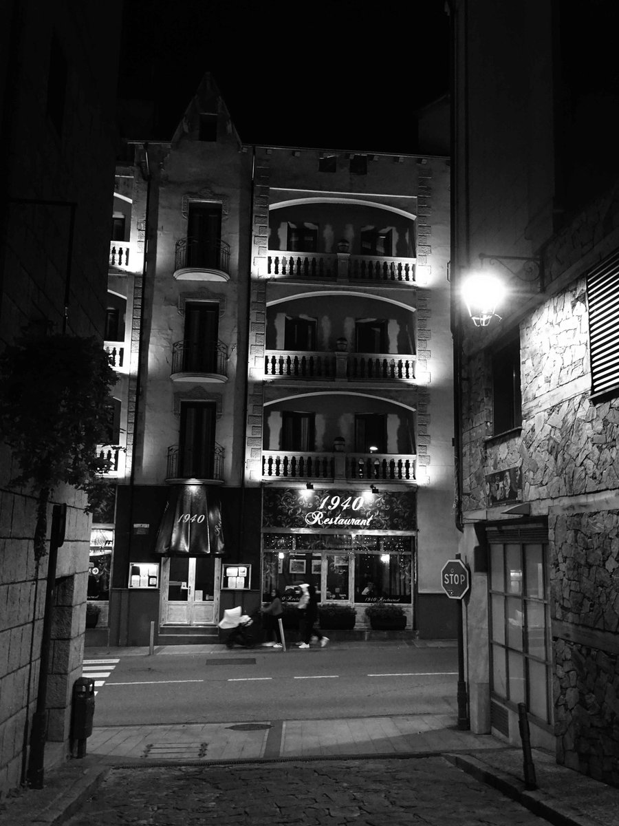 Carrer d'hotel...Andorra #andorralavella #valira #escaldes #andorra #principatdandorra #païsoscatalans #catalunya #landscapephotography #landscape #landscapes #landscape_captures #landscape_lovers #streetstyle #streetsphotography #street #bnw #bnwphotography #bnwmood