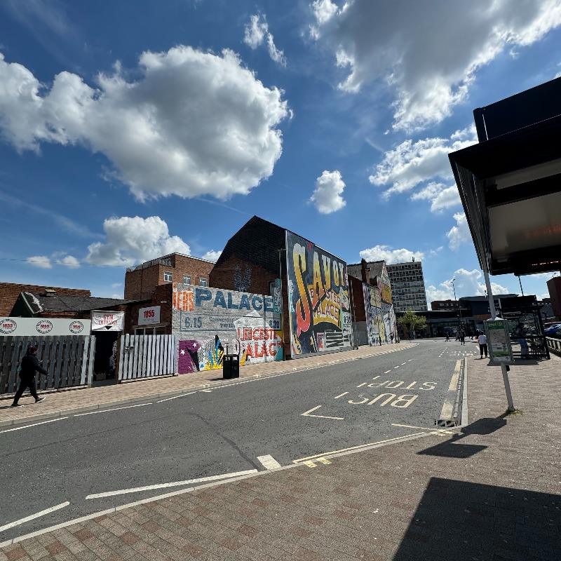 Bring the Paint returns to Leicester this month, so what better excuse to showcase this fabulous street art down Savoy Street 🎨 The city always looks so striking in the sun!