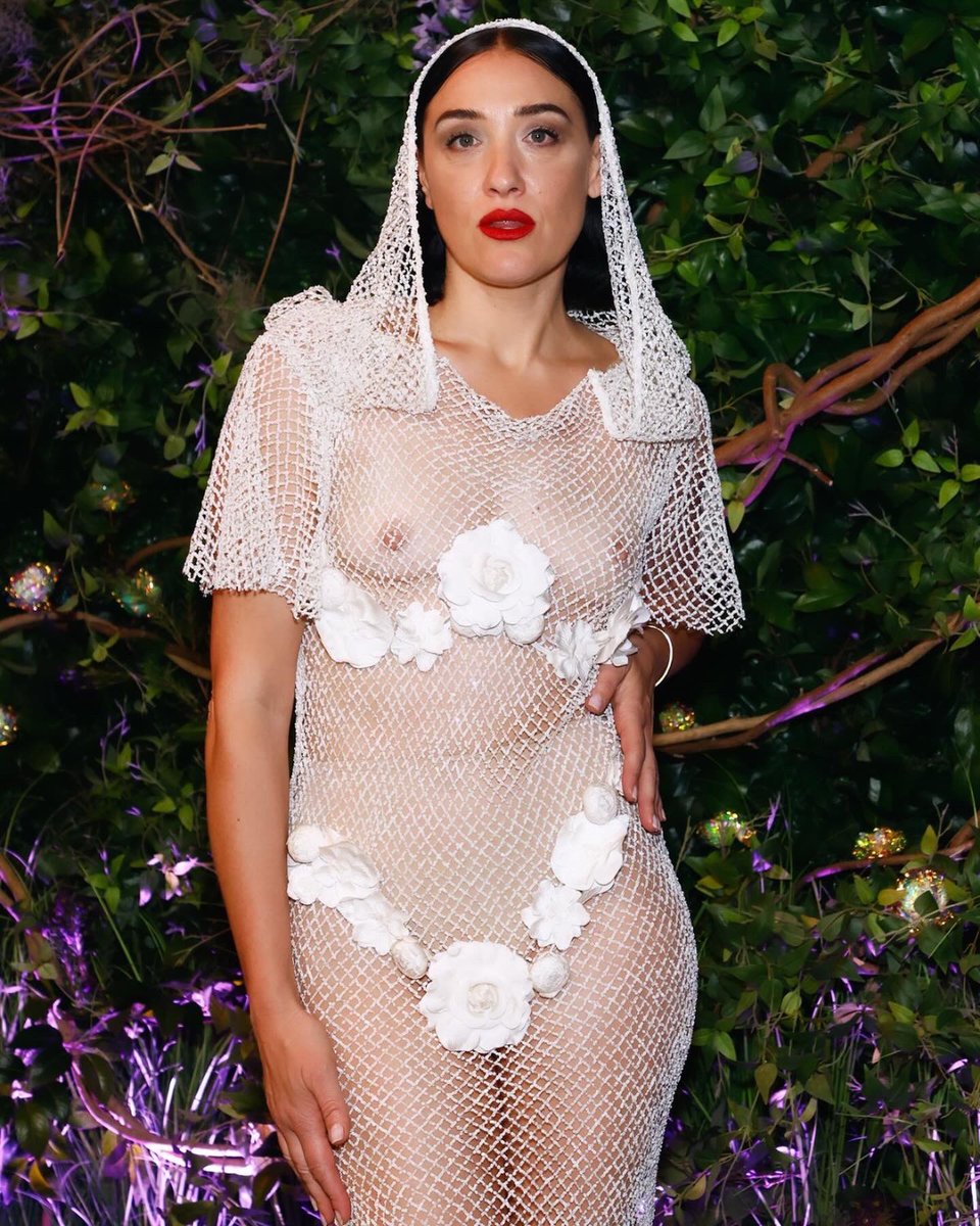 4AMNYC's tweet photo. MET GALA ‘24: @miamoretti led the stars at @sohohouse x @Porsche USA Met Gala afterparty. ✨💐
📸: @jasonlloydevans | Stephanie Augello | @GettyVIP
#4amdjs #4amnyc #metgala #metgala2024 #fashion #miamoretti #vogue #sohohouse #porscheusa https://t.co/DO3aG67AzT