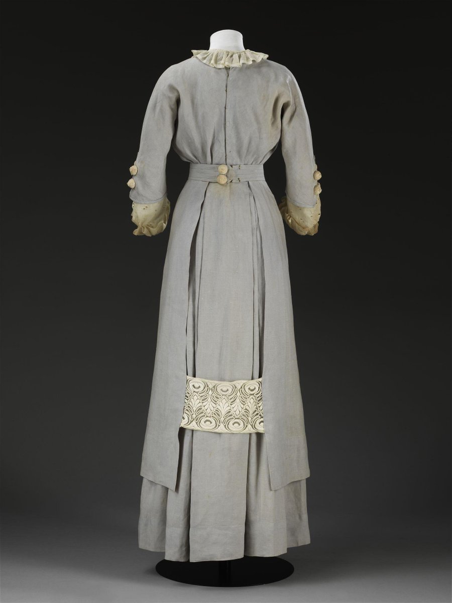 Linen day dress with embroidered lawn and trimmed with embroidered net, Great Britain, 1909-10. Victoria & Albert Museum.