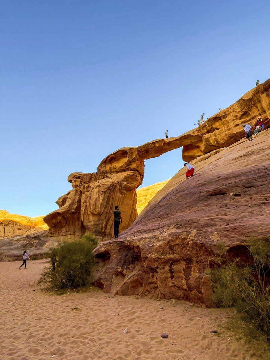 Rock arch in the Wadi Rum desert of #jordan 

#desert #deserto #giordania #wadirum #wadirumdesert #wadi #aqaba #valley #valle #view #nature #natura #alba #arch #unescoworldheritage #unesco #sand #sabbia #sun #roccia #sandstone #arco #people #formation #panorama #route #jeep