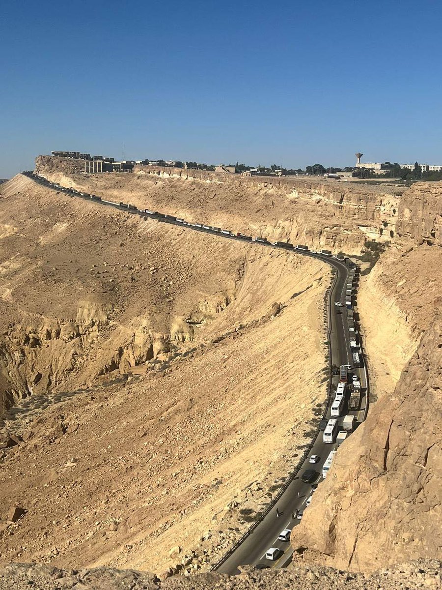 Cientos de camiones de ayuda se acumulan cerca de Eilat mientras los colonos israelíes bloquean las carreteras que conducen a Gaza, exigiendo un bloqueo total de la Franja.