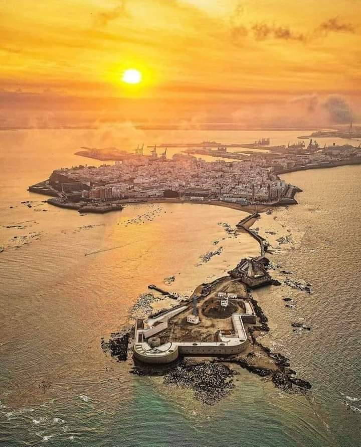 antonioij73's tweet photo. Cádiz, simplemente Cádiz https://t.co/8zI6DWb59r