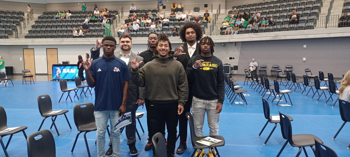 Excited and proud to honor our class of 2024 this past Tuesday at the AISD Signing Celebration! Ready to see these 5 signees walk across that stage and play at the next level! #SeguinNation #Family #Southside @blin_jr @coachjoegordon @CoachBencke @ArlingtonISD @AISD_ATH