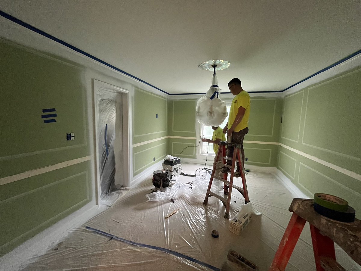 #TeamFBP is making continued progress on this #interiorpainting project in #indy!

 #customhome
#indysbestpainter #indianapolis #painting #customhomes #interiordesign #ppgproud #ppg #ppgpaints #plainfield #hendrickscounty #remodel #homeremodel #wallpaperremoval #cabinetpainting