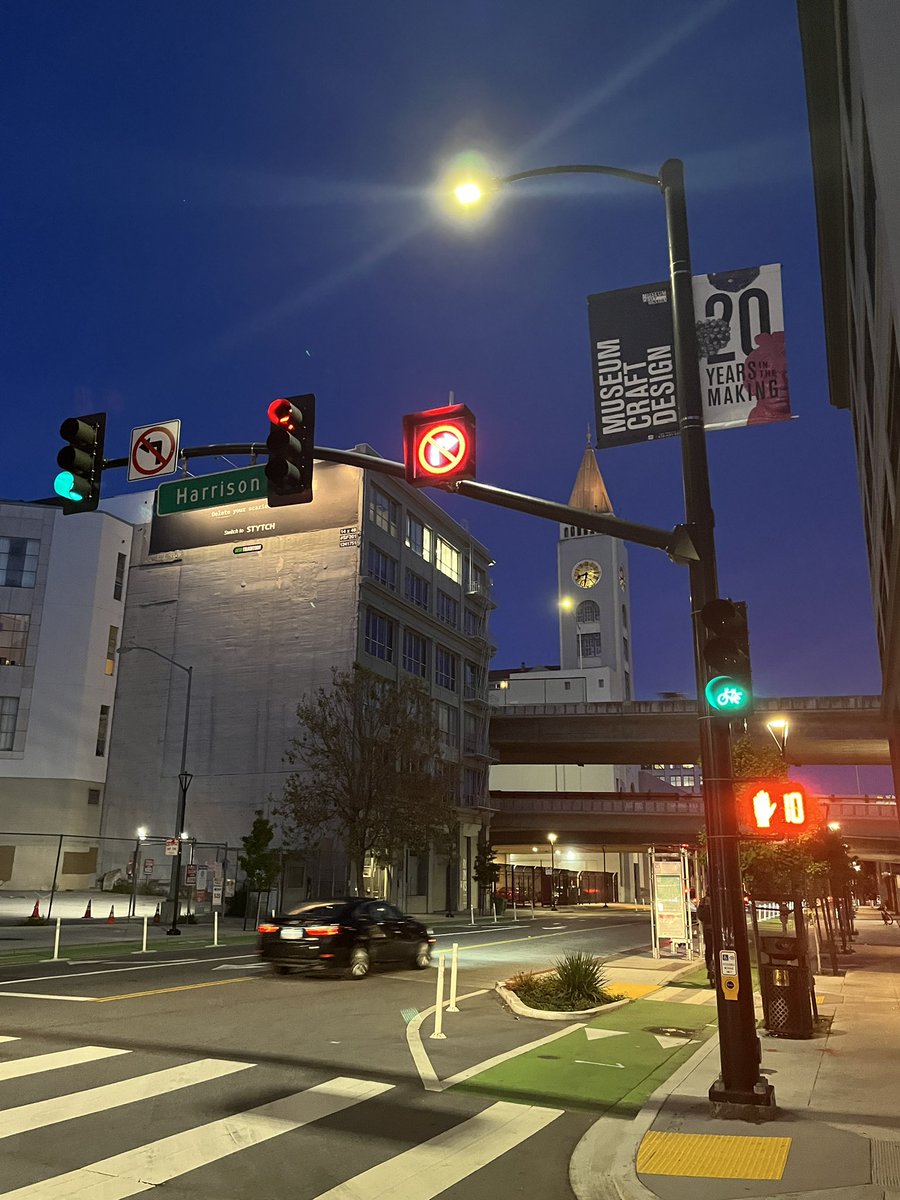 #BikeSafety includes making sure cars know when to stop. This signal at 2nd and Harrison includes a protected green signal for bikes. Drivers must stop for the red arrow while bikes continue through. Be aware and help keep bikes safe!