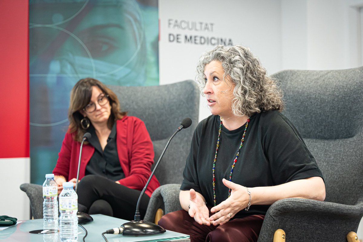 1️⃣El primer bloc està dedicat al #VIH. Com se’n poden diagnosticar abans els casos? Cal un cribratge universal? La metgessa Adriana Silva, del CAP Manlleu, ressalta la importància d’establir protocols entre l’atenció primària i l’hospital i de no estigmatitzar els pacients.