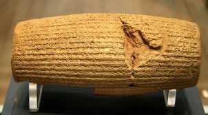 Kiros silindiri-2: Pers kralı Büyük Kiros tarafından, özgür iradesi ve isteğiyle yazılıp belgelenen hakların benzerleri yaklaşık 1750 yıl sonra 1215 yılında Magna Karta Büyük Sözleşme adıyla İngiltere kralı tarafından Lordların baskısıyla imzalanmıştır. TAZIN BİR KENARA