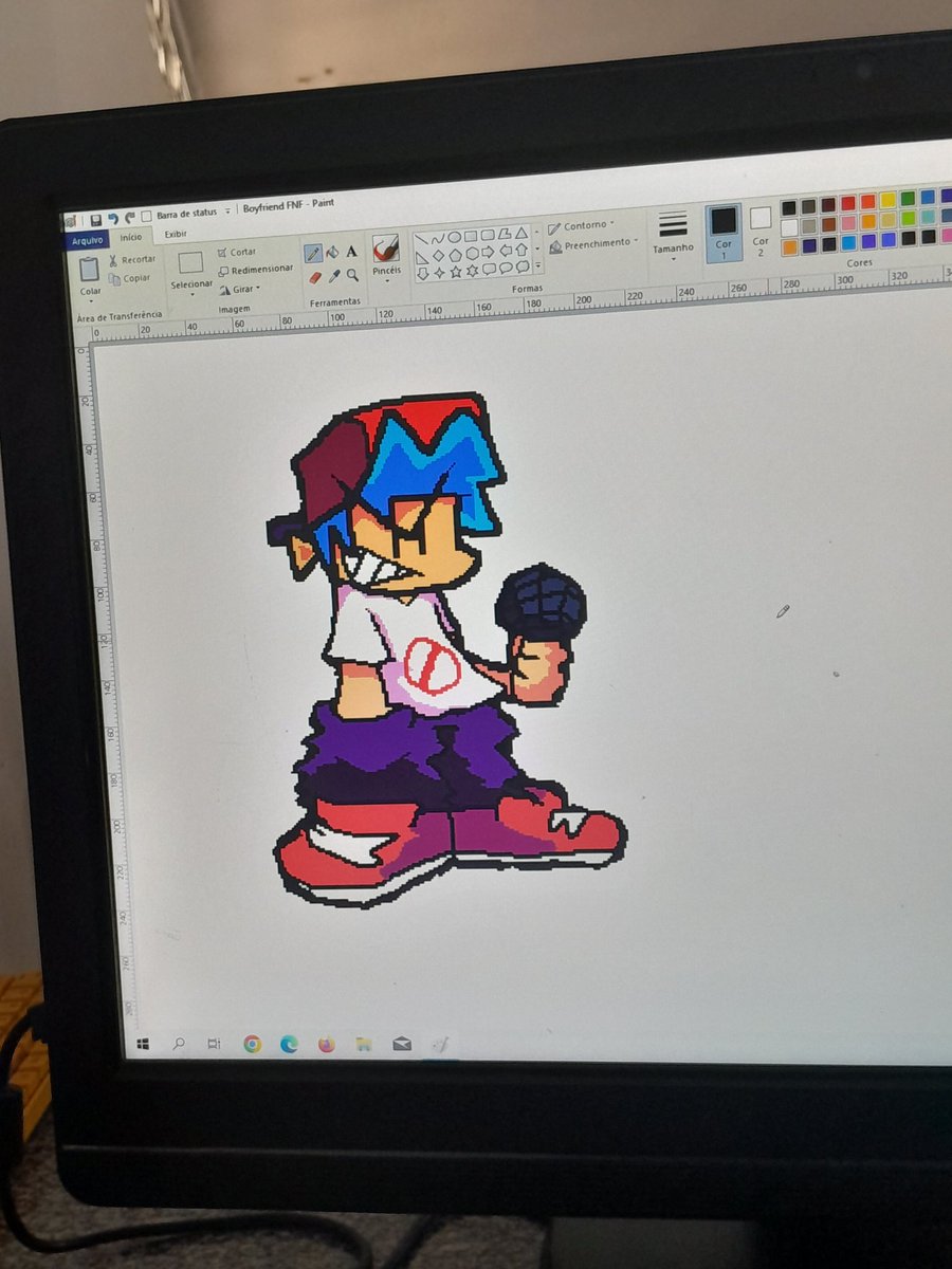 Paint. MEU DEUS COMO É HORRÍVEL DESENHAR COM MOUSE AAAAAA