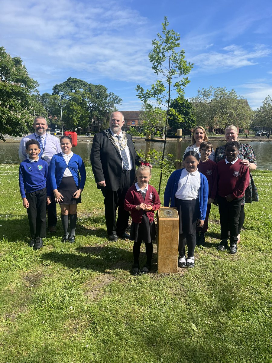 annacrawte's tweet photo. What a glorious morning in the sunshine with our superstar pupils from @HeadShackleton1 and @CauldwellBed for the commemoration of the Coronation Tree! Thank you @Tom4Change and @LLieutenantBeds for the opportunity! https://t.co/wTVugTN91O