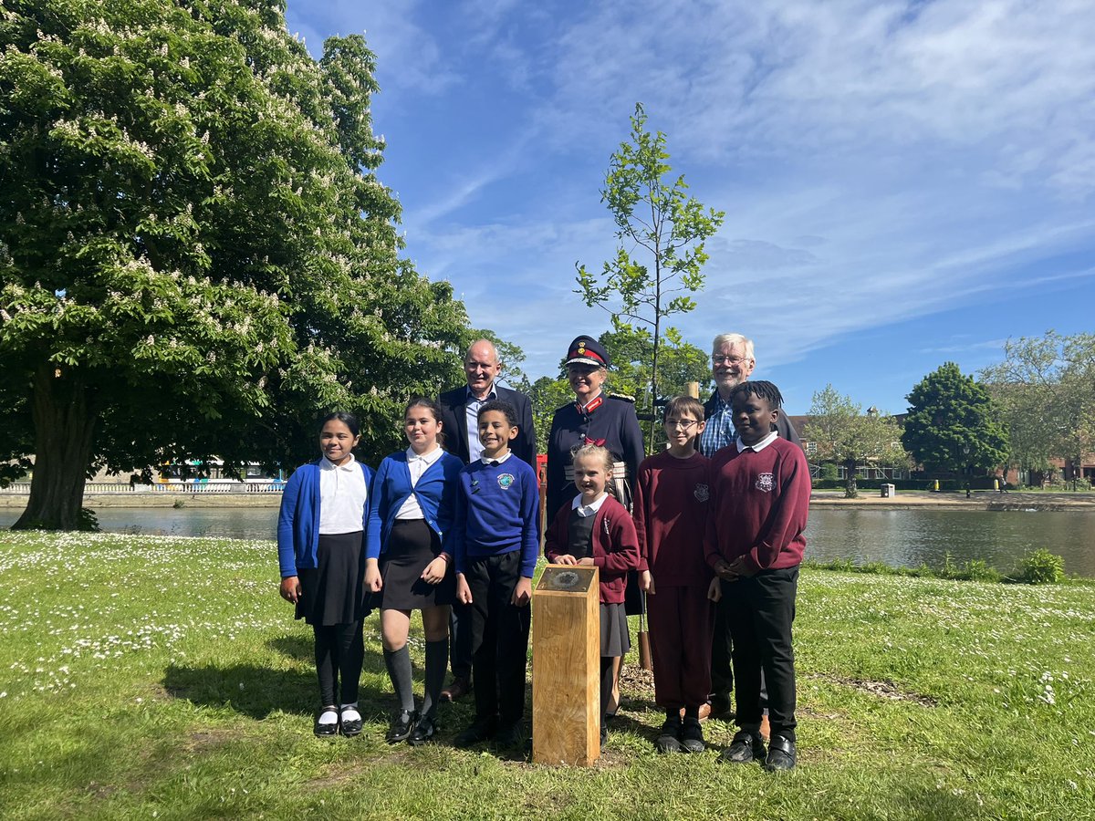 annacrawte's tweet photo. What a glorious morning in the sunshine with our superstar pupils from @HeadShackleton1 and @CauldwellBed for the commemoration of the Coronation Tree! Thank you @Tom4Change and @LLieutenantBeds for the opportunity! https://t.co/wTVugTN91O