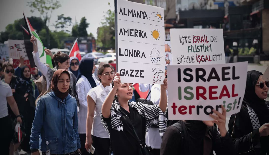 ➕ Kampüslerde Dayanışma: Üniversiteliler İsrail'in Gazze'ye Yönelik Saldırılarını Protesto Etti ▪️ Türkiye'nin çeşitli illerindeki üniversite öğrencileri ve akademisyenler, İsrail'in Gazze'ye yönelik saldırılarına karşı seslerini yükseltiyor. Kampüslerde bir araya gelen…