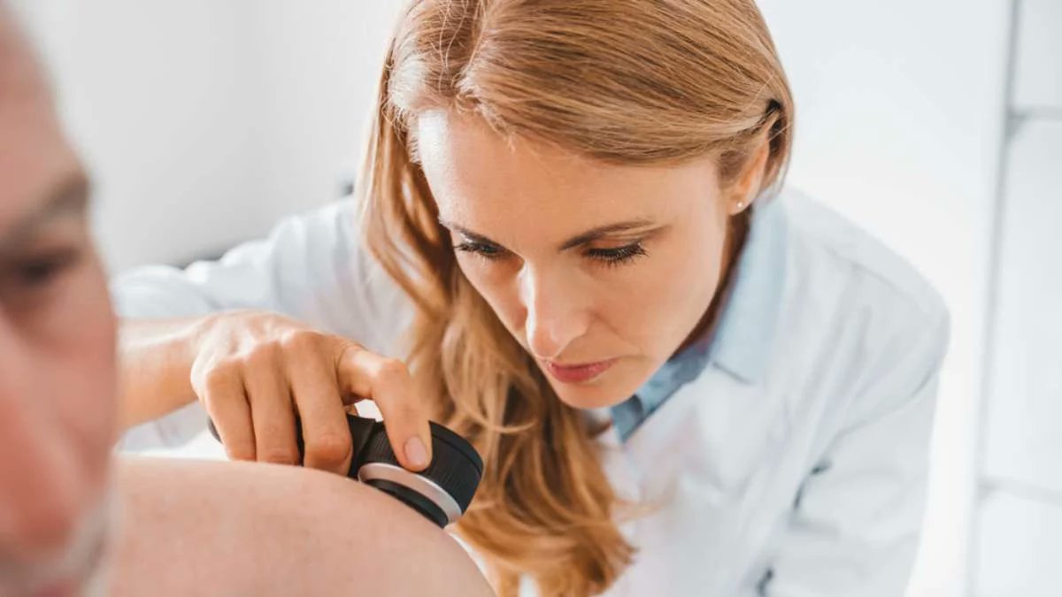 salud82203's tweet photo. Ir al médico al detectar un melanoma es crucial para un diagnóstico temprano y un tratamiento efectivo! La detección precoz puede salvar vidas al permitir tratamientos menos invasivos y mejorar las posibilidades de curación. #cuidadodelapiel #melanoma https://t.co/oYMi5gGXiV