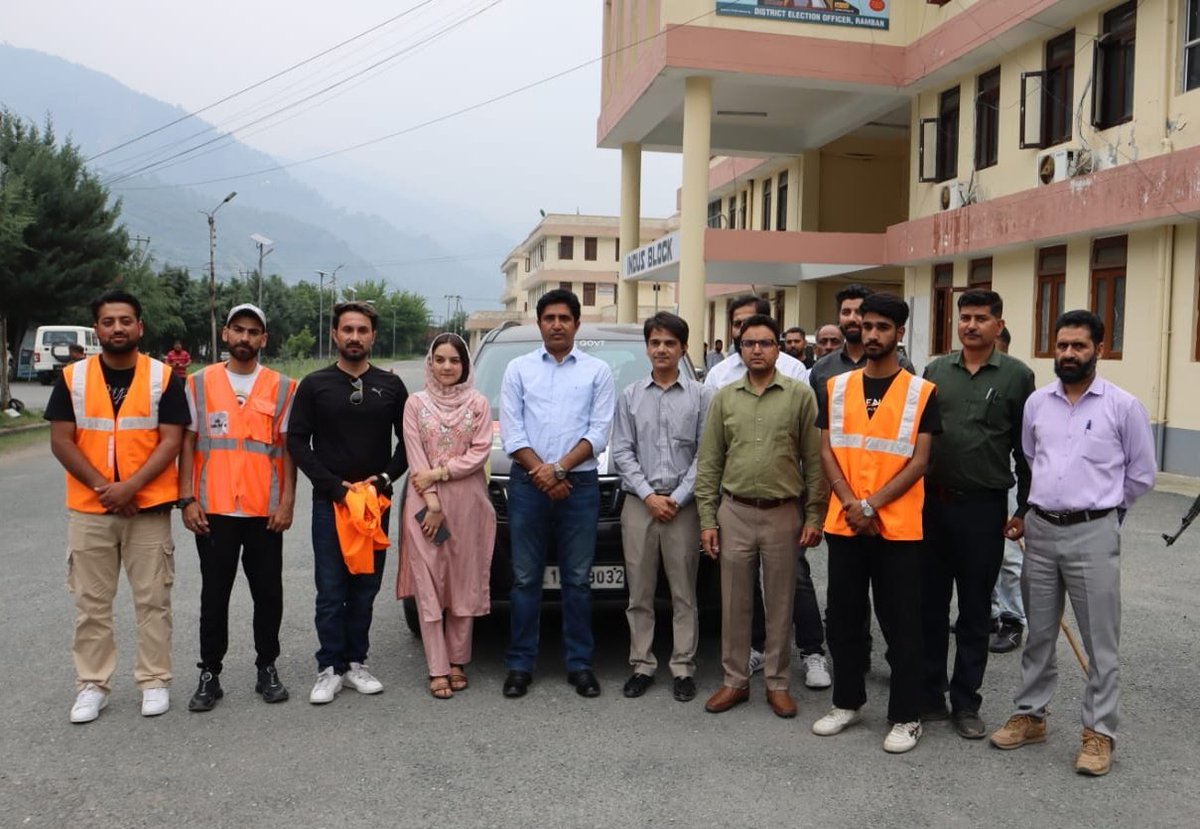 Flagged off from Administrative Complex Ramban, 'Mission Save Lives J&K Tour 2024' is underway! Led by DC, Ramban, Baseer-Ul-Haq Chaudhary, the initiative aims to boost road safety awareness across district. Let's prioritize safety on NH-44 & beyond. Kudos to all involved in this