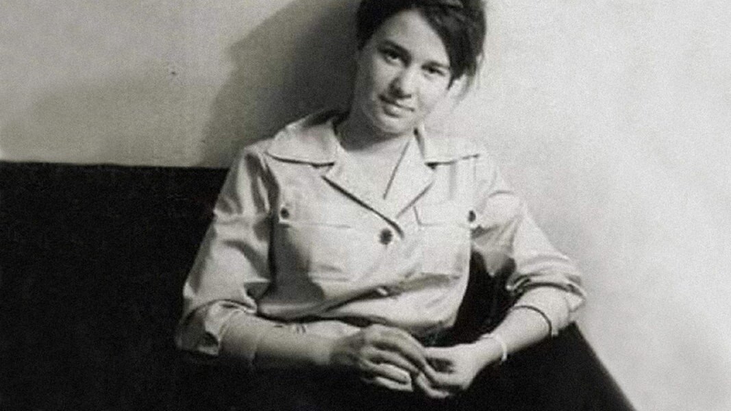 9 de mayo 1976 | La terrorista de la RAF –Fracción del Ejército Rojo– Ulrike Meinhof aparece ahorcada en su celda. 

Su muerte provoca protestas y manifestaciones violentas en Alemania y en el extranjero debido al rumor de que fue asesinada. #UnMundoDividido